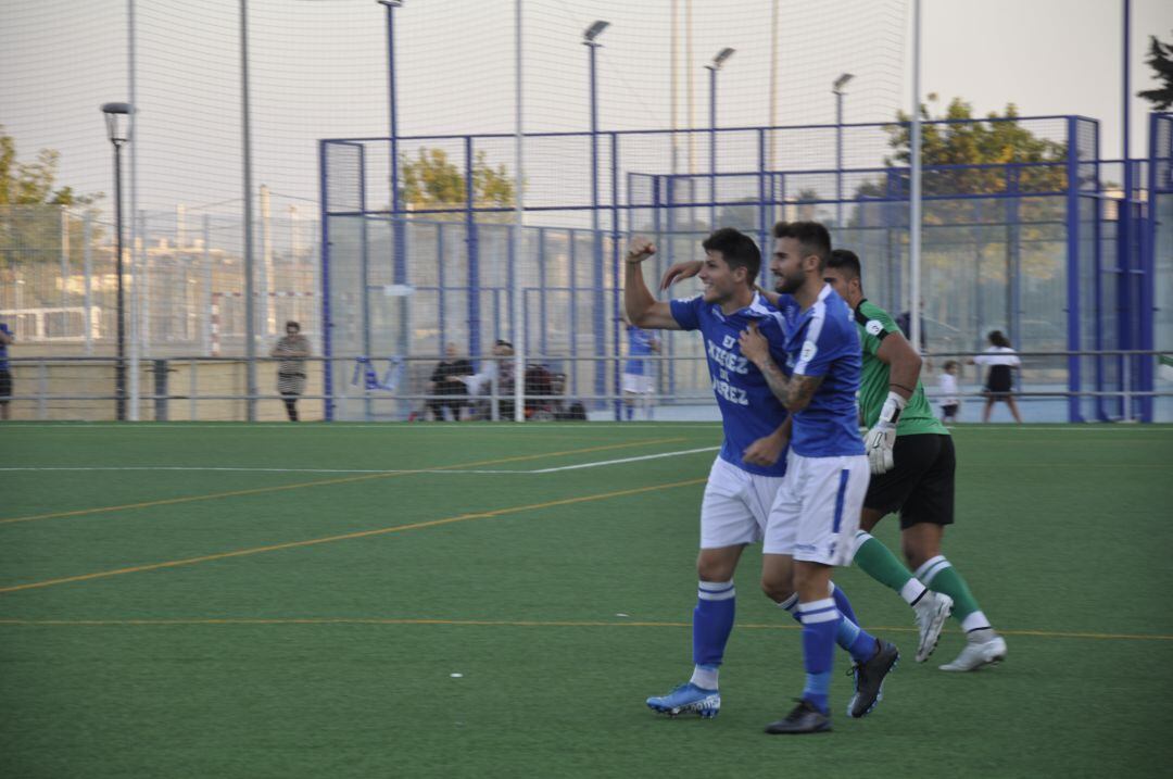 Brian Triviño celebrando el gol de la victoria ante el Conil 
