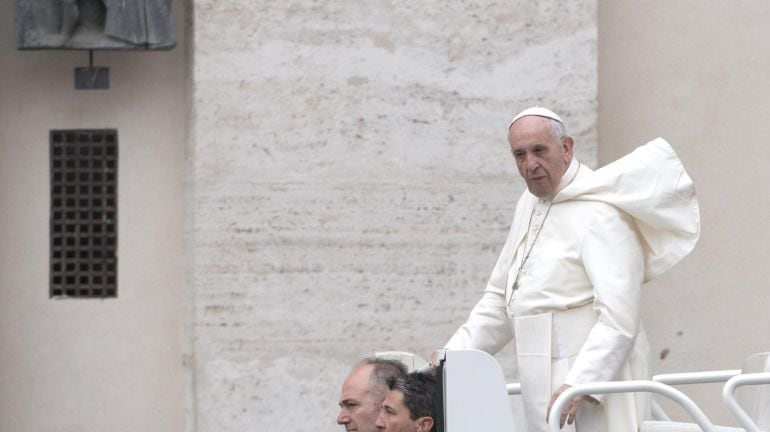 El papa Francisco, a su llegada a la audiencia general de los miércoles en la plaza de San Pedro del Vaticano.