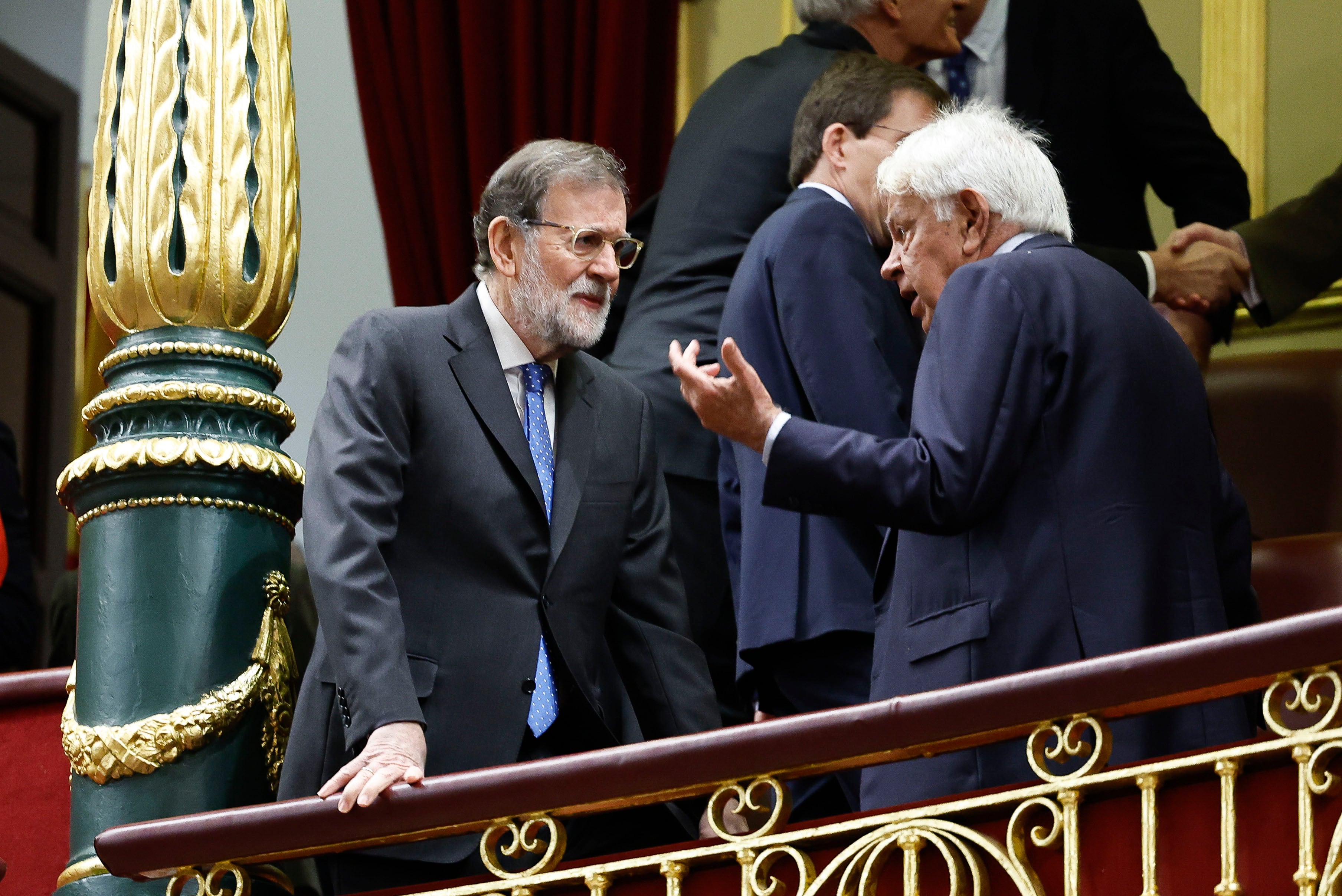 Los expresidentes del Gobierno Mariano Rajoy (i) y Felipe González (d) conversan en el Congreso.