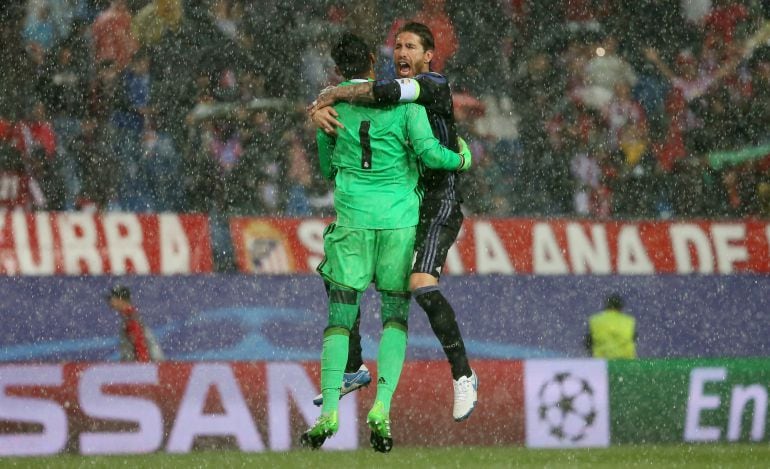 Keylor Navas celebra con Sergio Ramos el pase a la final de Cardiff 