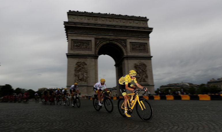 Froome, en el Arco del Triunfo de París durante la última etapa del Tour de Francia