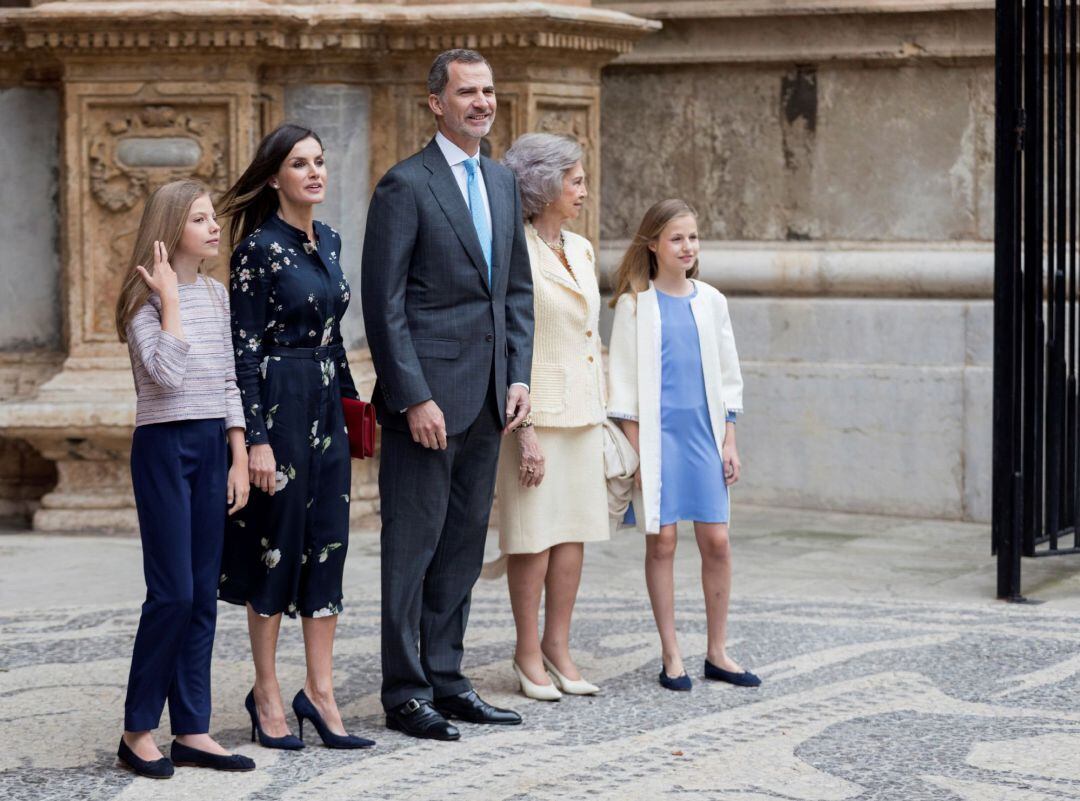  El rey Felipe VI, la reina Letizia, la reina Sofía, la princesa de Asturias y la infanta Sofía en la catedral de Palma, donde asistieron a la misa del Domingo de Resurrección. 