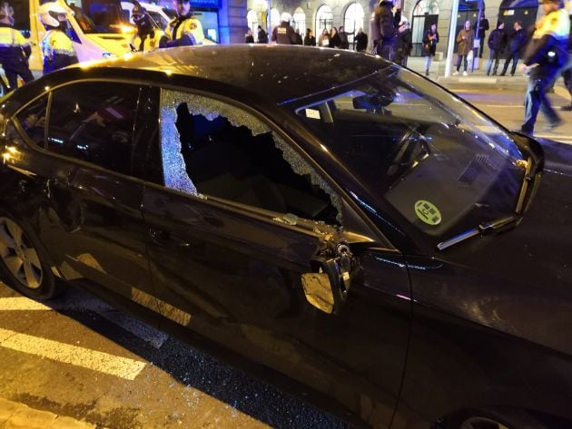 Coche VTC atacado por taxistas en huelga en Barcelona.