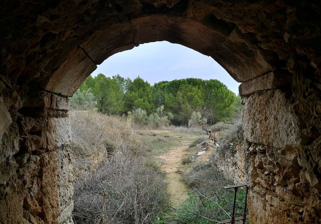 Entrada de la cueva de doña Catalina Cardona, en El Carmen, Casas de Benítez (Cuenca).