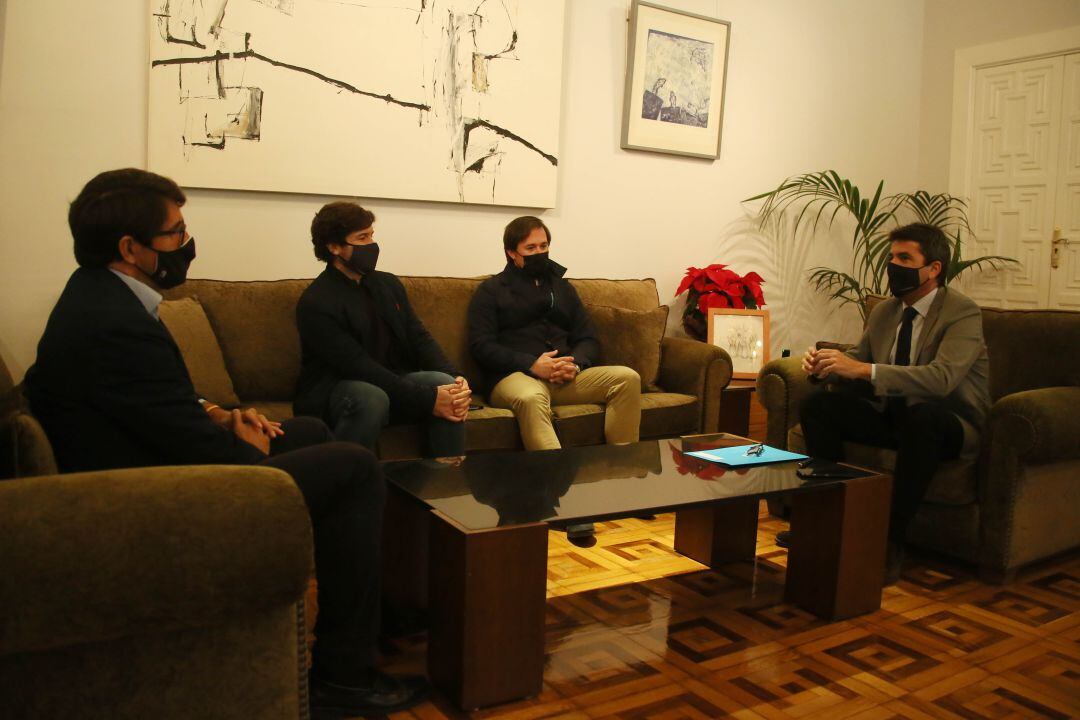  El presidente de la Diputación de Alicante, Carlos Mazón con representantes  de la Asociación Empresarial Hostelería de Elche. 