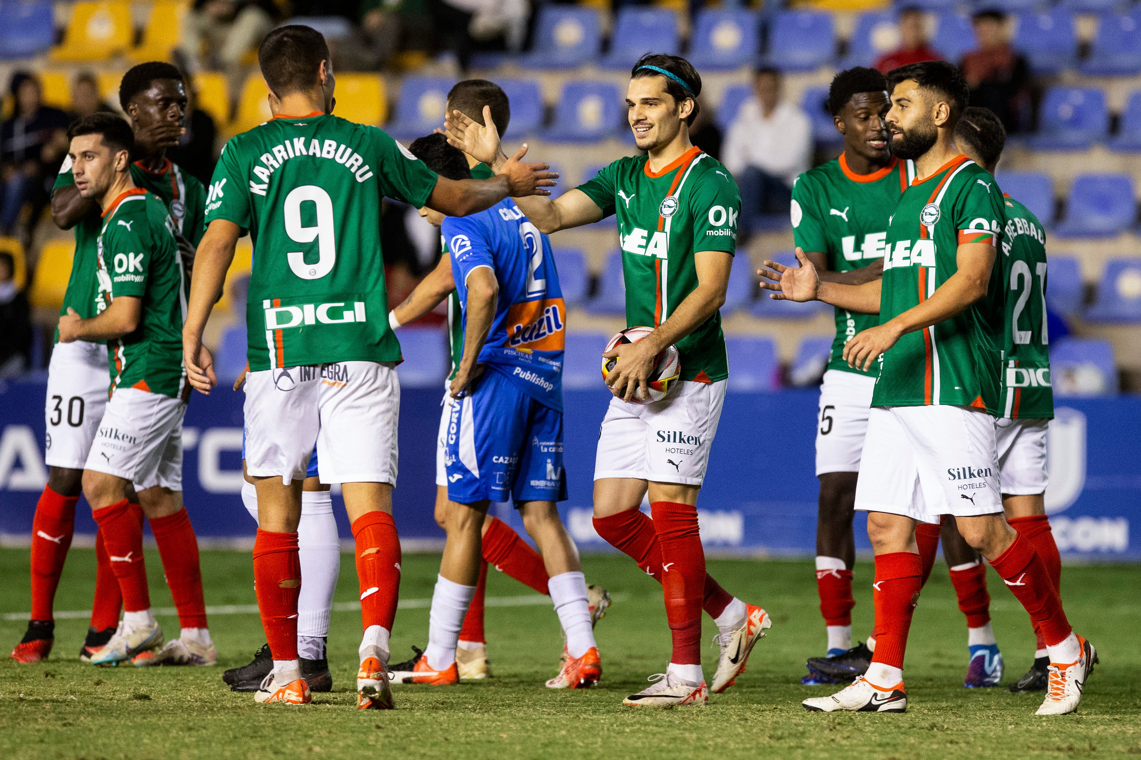 El centrocampista rumano del Deportivo Alavés Ianis Hagi (4d) celebra uno de sus goles, durante el partido de la primera eliminatoria de la Copa del Rey que Deportivo Murcia y Deportivo Alavés están disputando este jueves en el estadio BeSoccer La Condomina.