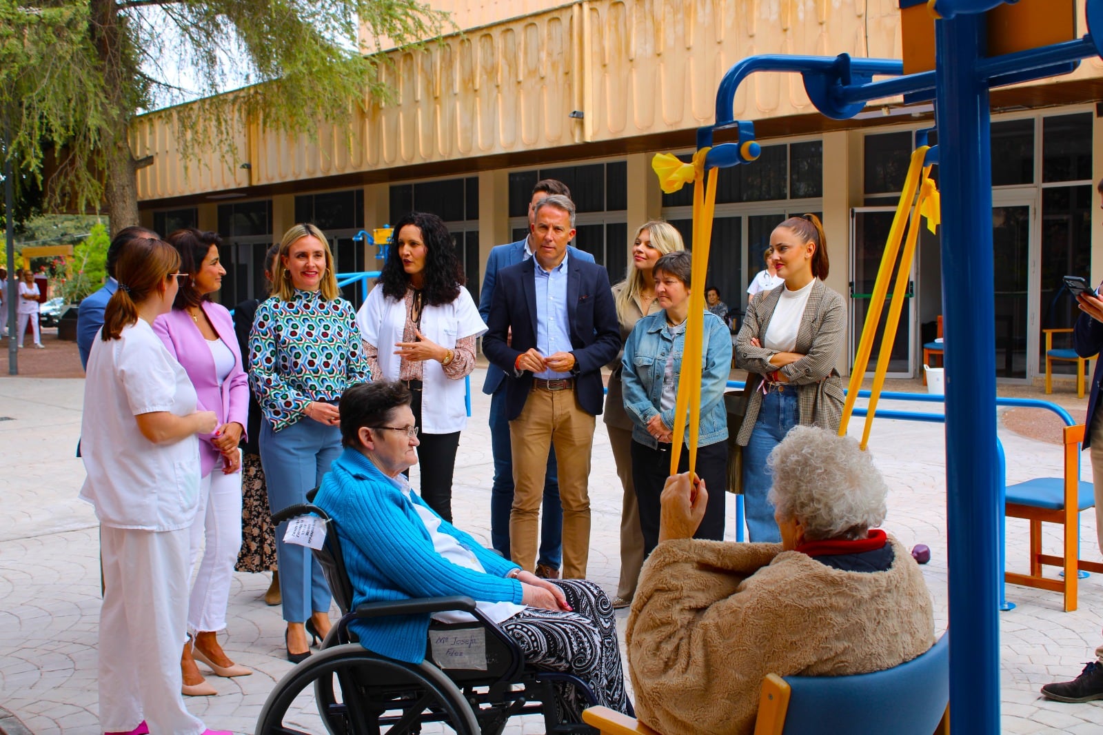 La consejera de Política Social, Familias e Igualdad, Conchita Ruiz, junto con el alcalde de Lorca, Fulgencio Gil, durante la inauguración del nuevo jardín biosaludable de la residencia Domingo Sastre del municipio.