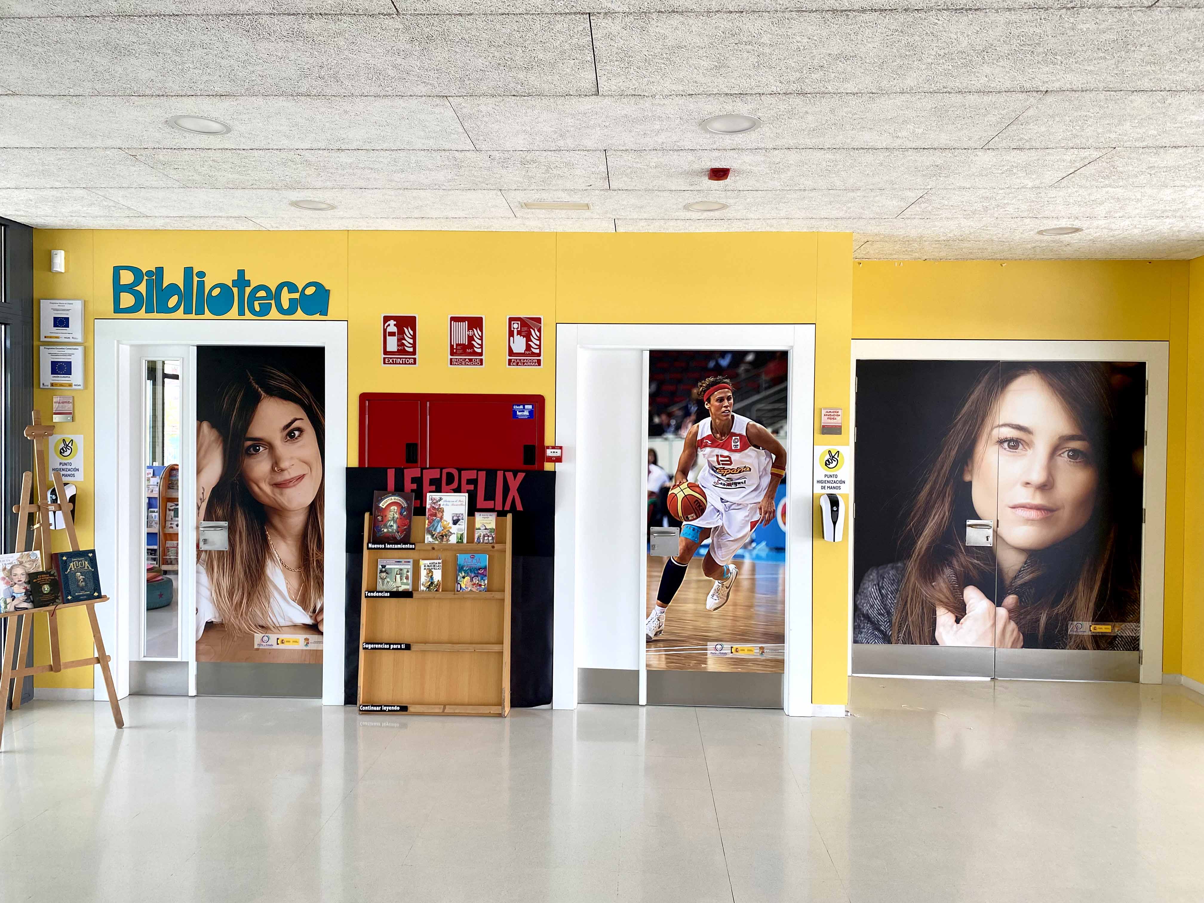 Algunas de las puertas que han sido &#039;decoradas&#039; con imágenes de mujeres relevantes de la actualidad en el CRA Los Llanos (Valverde del Majano)