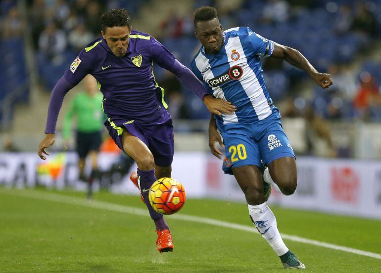 Weligton lucha por el balón con el españolista Caicedo