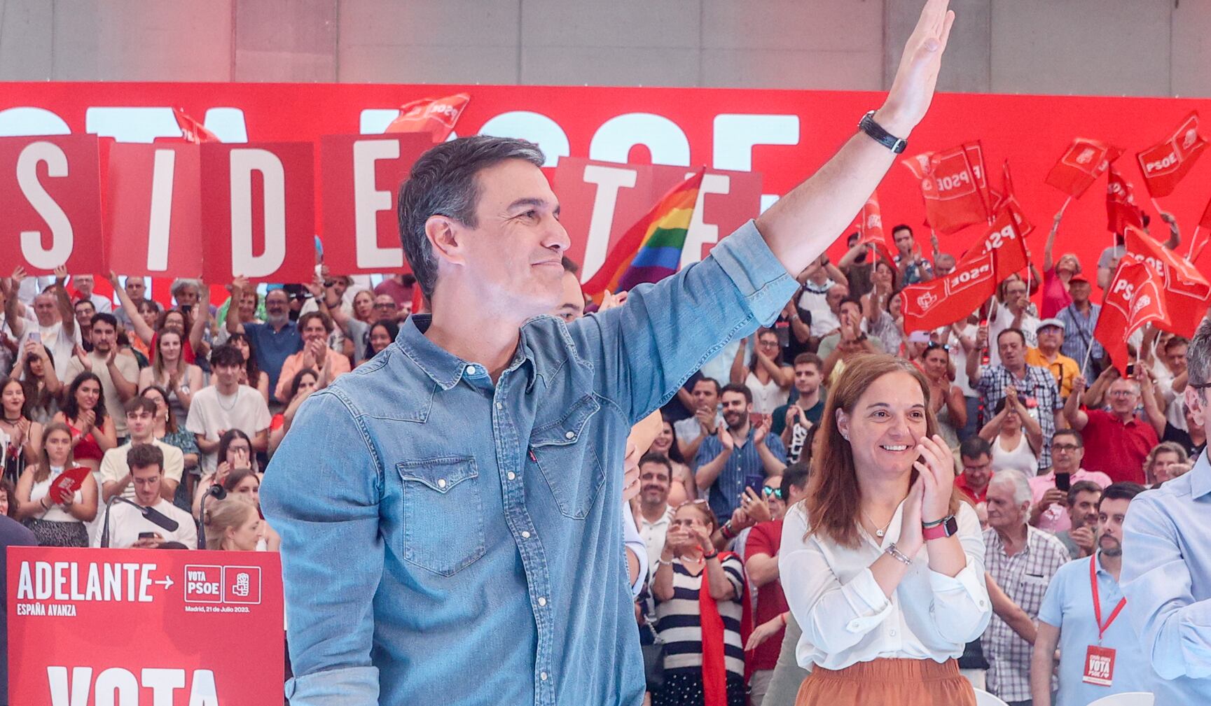 Pedro Sánchez junto a la alcadesa de Getafe, Sara Hernandez, en un mitin en La Alhondiga en julio de 2023.