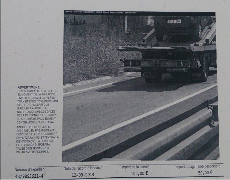 El cotxe sancionat carregat a sobre una grua el passat 9 de setembre