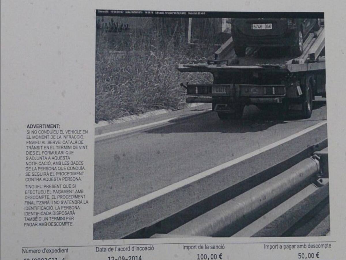 Multen el seu cotxe quan estava carregat en una grua