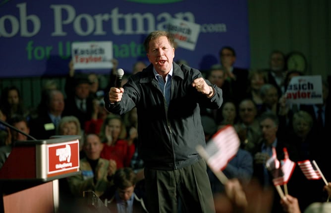 El candidato a la gobernación de Ohio John Kasich pronuncia un discurso del pasado lunes 1 de noviembre, en un acto de la campaña republicana en el Aeropuerto Lunken de Cincinnati (EEUU).