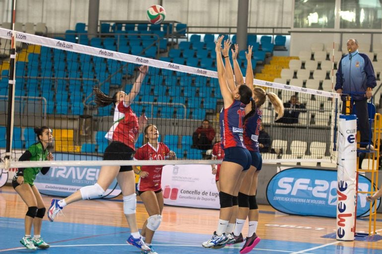 Un lance de un partido del Emevé femenino