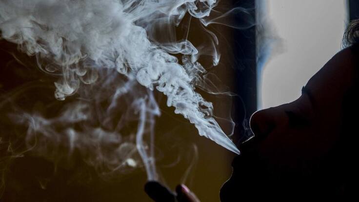 Mesa de España: Multan a una agrupación del PSOE por vender tabaco ilegal