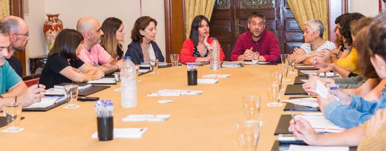 Reunión del Gobierno local con agentes sociales