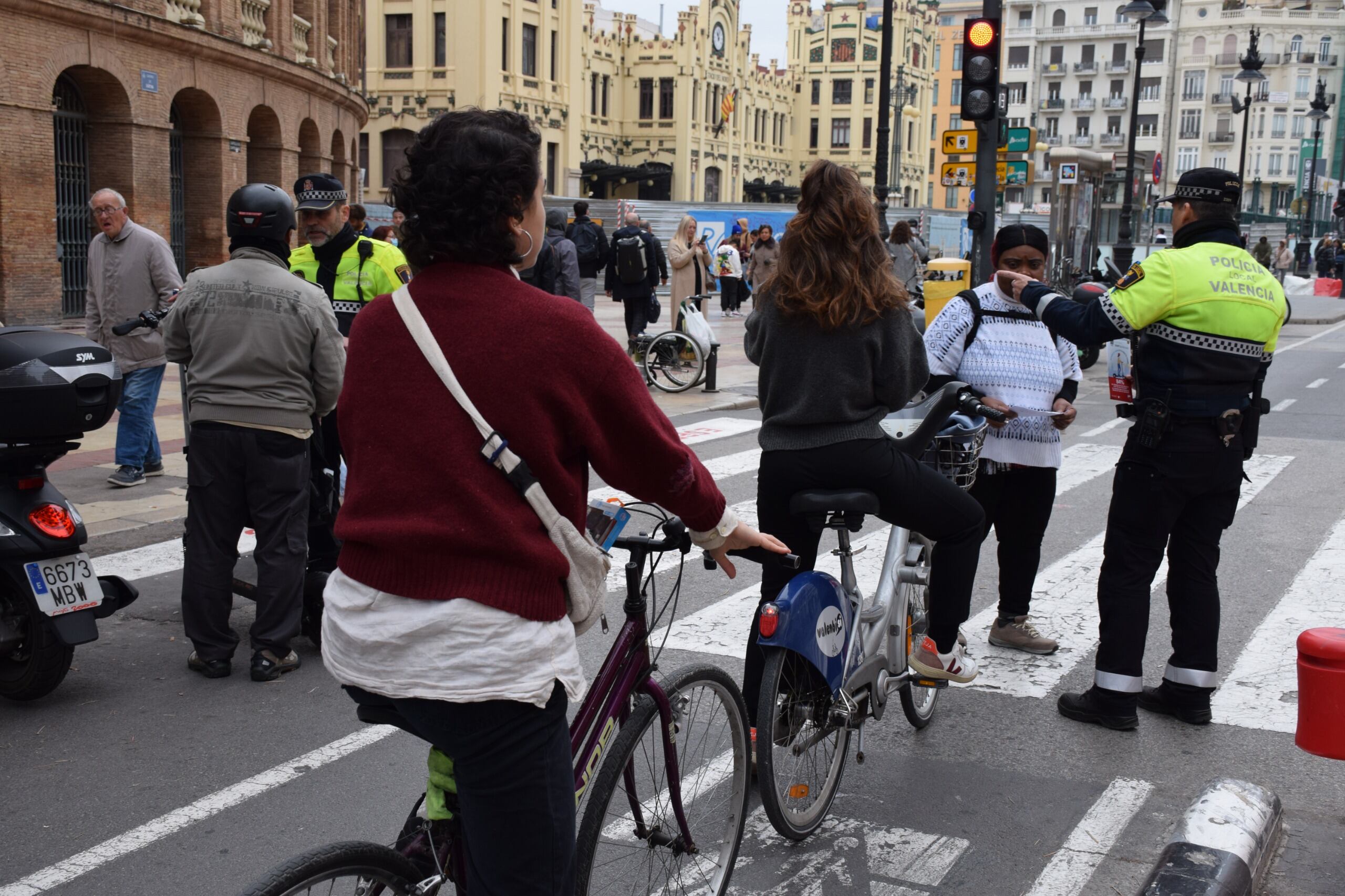 La Policía Local de València realiza controles para el uso adecuado de las bicicletas y patinetes