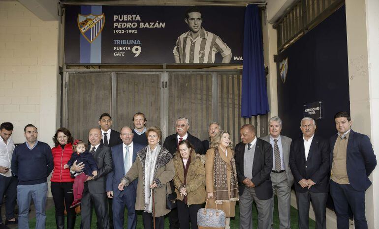 La familia de Bazán, junto a miembros del club y autoridades políticas, frente a la puerta número 9 de La Rosaleda