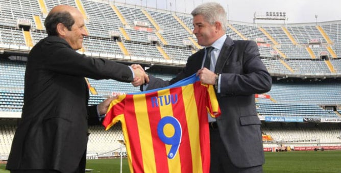 En enero 2012, el presidente del Valencia CF, Manuel Llorente, y el director general del Grupo RTVV, José López Jaraba celebraban el enésimo acuerdo entre ambas entidades