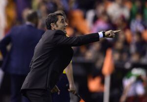 Athletic Bilbao&#039;s coach Ernesto Valverde gestures during the Spanish league football match Valencia CF vs Athletic Club Bilbao at the Mestalla stadium in Valencia on November 9, 2014. AFP PHOTO / JOSE JORDAN