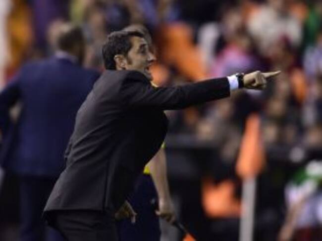 Athletic Bilbao's coach Ernesto Valverde gestures during the Spanish league football match Valencia CF vs Athletic Club Bilbao at the Mestalla stadium in Valencia on November 9, 2014. AFP PHOTO / JOSE JORDAN