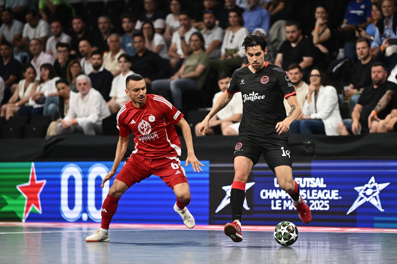 Motta pasa el balón ante la presión de Edson