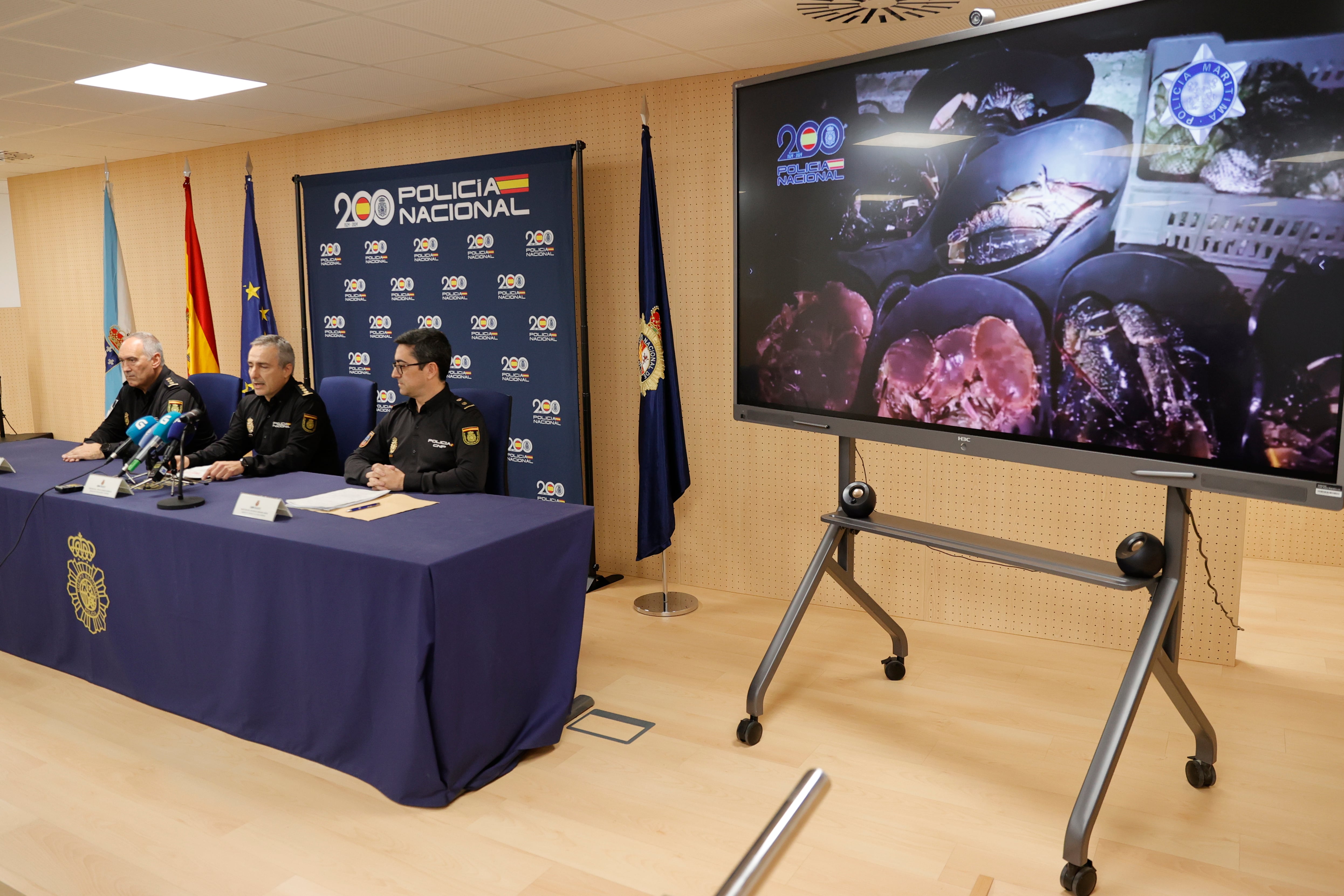 Rueda de prensa celebrada este martes en A Coruña sobre la operación que terminó con catorce detenciones vinculadas a una organización criminal internacional dedicada a la extracción ilegal de marisco en la ría de Ferrol (foto: Cabalar / EFE)