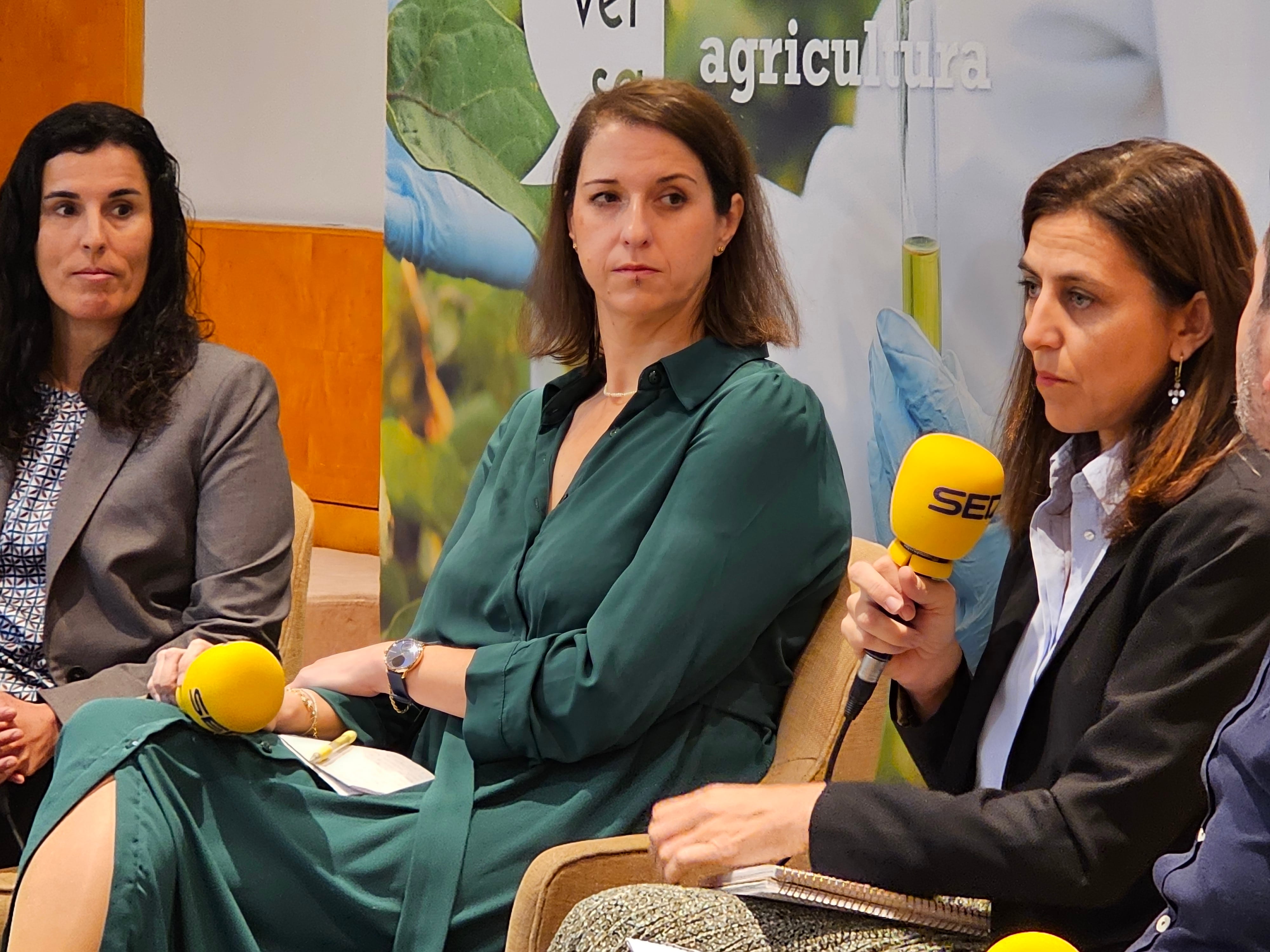 Cinta Cazador, Rosario Marín y Natalia Aguilera durante su intervención.