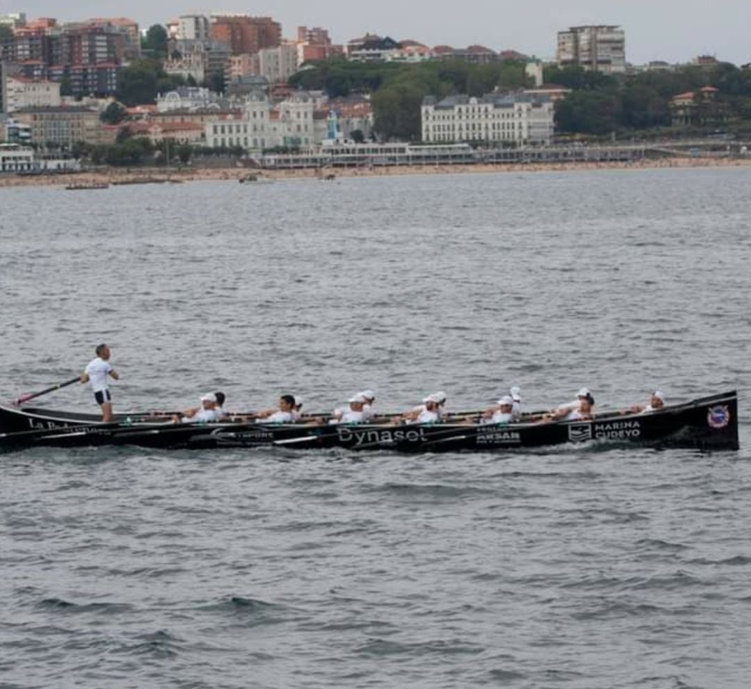 Pedreña durante la regata en La Magdalena