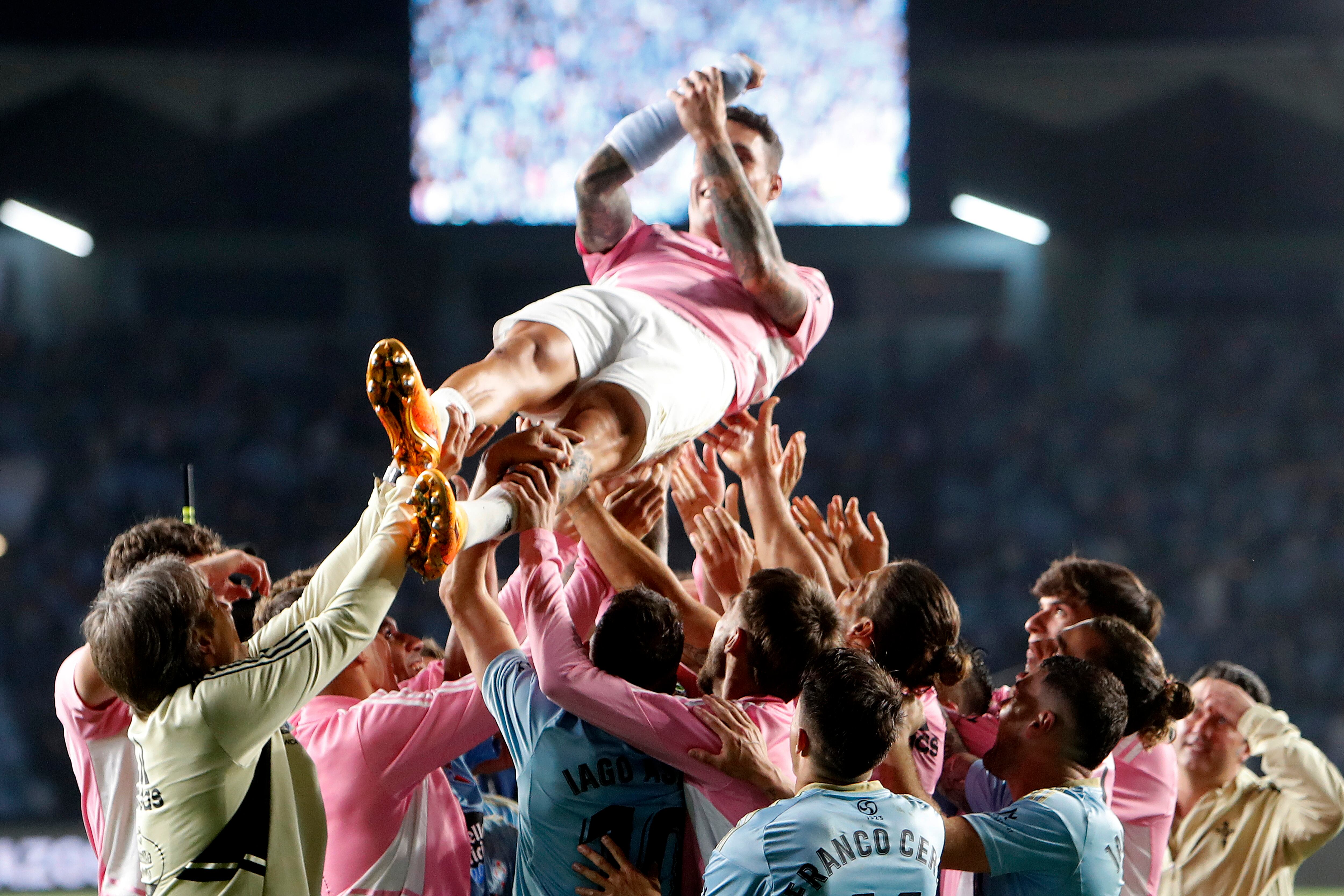 VIGO (PONTEVEDRA), 04/06/2023.- El centrocampista del Celta Hugo Mallo (arriba) es manteado por sus compañeros al término del partido de Liga en Primera División que Celta de Vigo y FC Barcelona han disputado este domingo en el estadio de Balaídos. EFE/Salvador Sas
