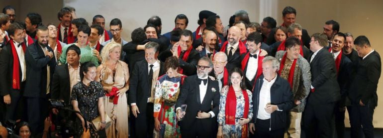 El italiano Massimo Bottura (c), con el premio al mejor cocinero del mundo, y el resto de premiados, al finalizar la gala de &quot;Los 50 mejores restaurantes del mundo&quot; que han dado a conocer la lista de 2018, hoy en Bilbao, a la que asisten chefs, restaurado