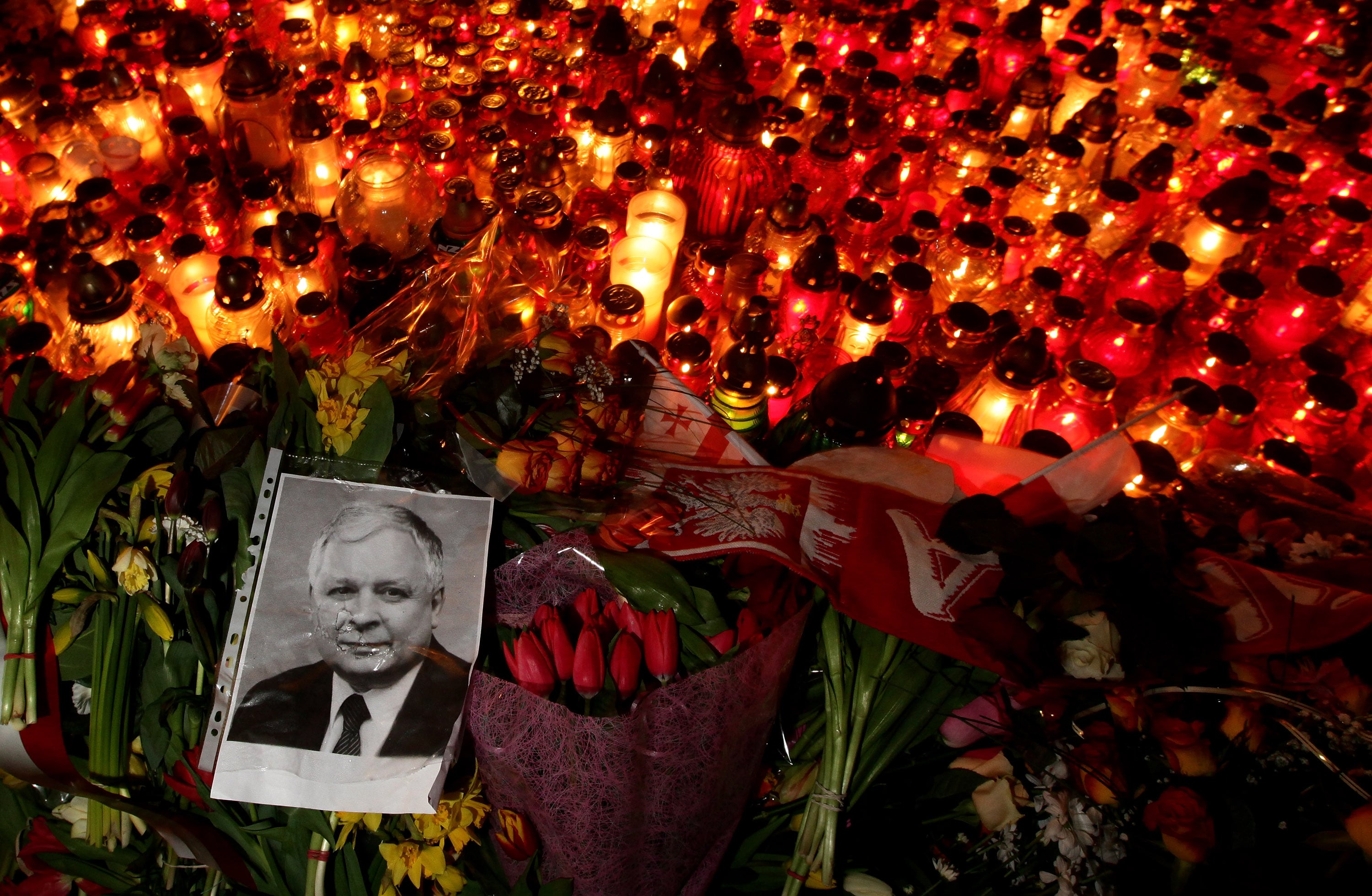 Retrato del presidente polaco Lech Kaczynski en un memorial en Varsovia después del accidente aéreo en el que falleció en el año 2010