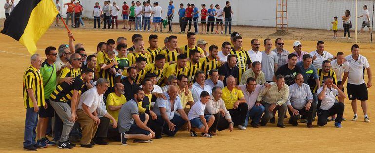 Equipo del AD Lobón tras el ascenso