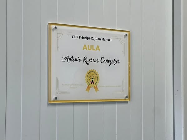 Placa a la entrada del aula