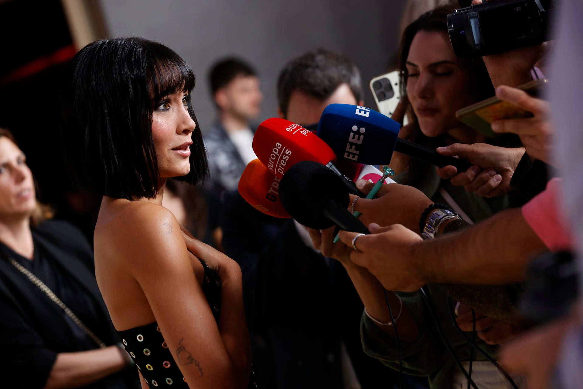 La cantante Aitana realiza declaraciones a los medios en el photocall de los 40 Music Awards Santander 2023, este martes en Madrid