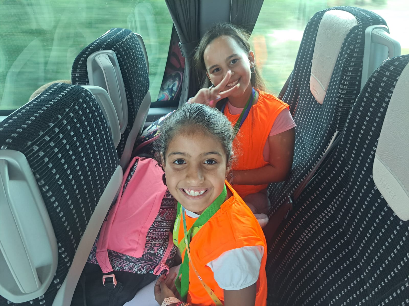 Niñas saharauis, rumbo a Málaga para, desde allí, desplazarse a sus campamentos de origen en el Sáhara.