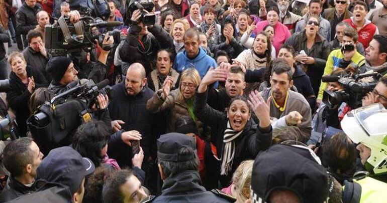 La juez procesa a tres imputados por la muerte de la familia intoxicada en Alcalá