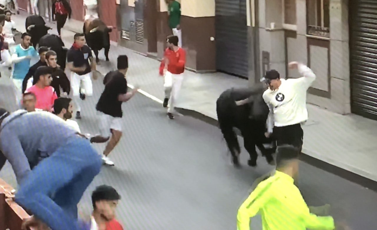 Momento de la cogida al corredor en el segundo encierro de Guadalajara