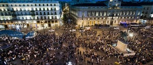 Centenares de manifestantes celebran en la Puerta de Sol de Madrid una asamble popular