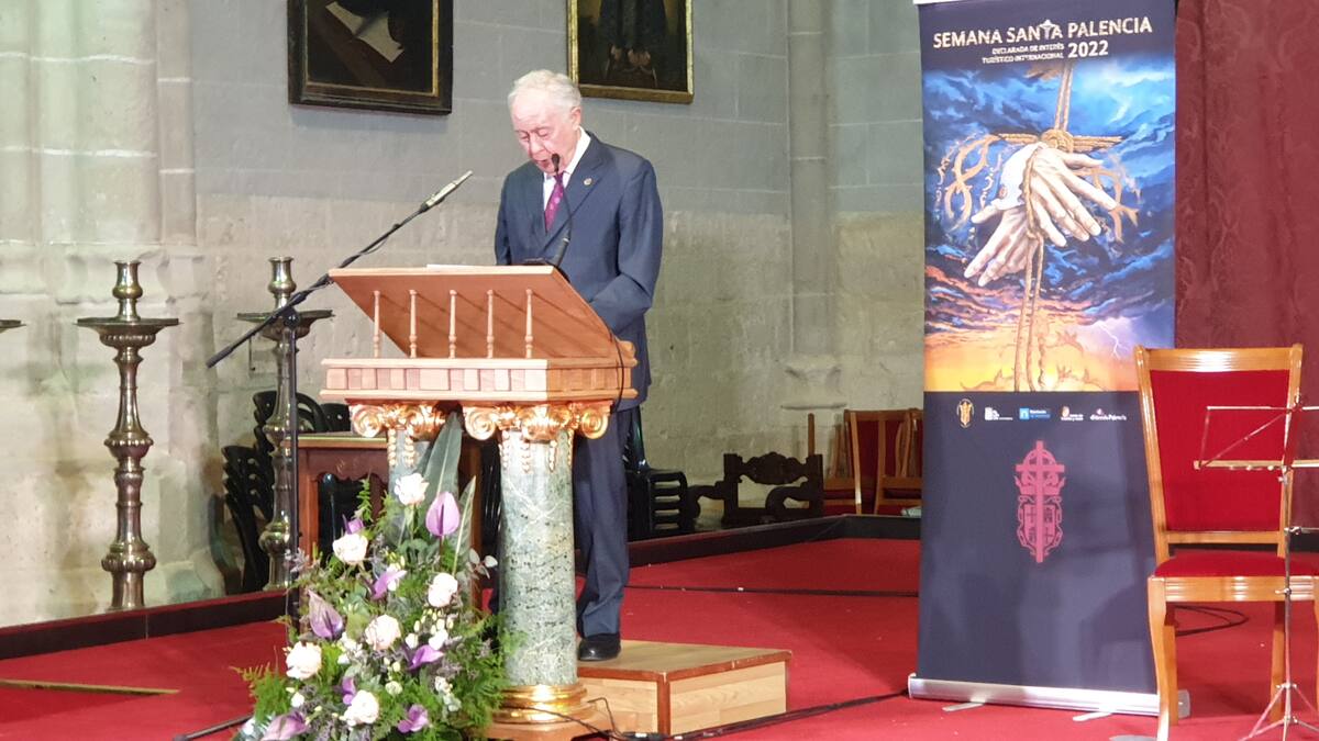 El reconocimiento a los cofrades y referencias a la pandemia y a la guerra de Ucrania destacan en el pregón de la Semana Santa de Heliodoro Gallego