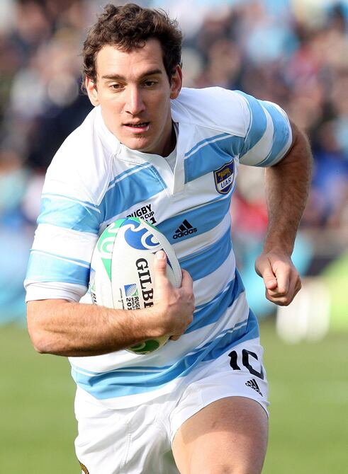 El argentino Santiago Fernández corre con el balón hoy, sábado 17 de septiembre de 2011, durante el partido de la Copa del Mundo de Rugby ante Rumanía en el Rugby Park de Invercargill (Nueva Zelanda)