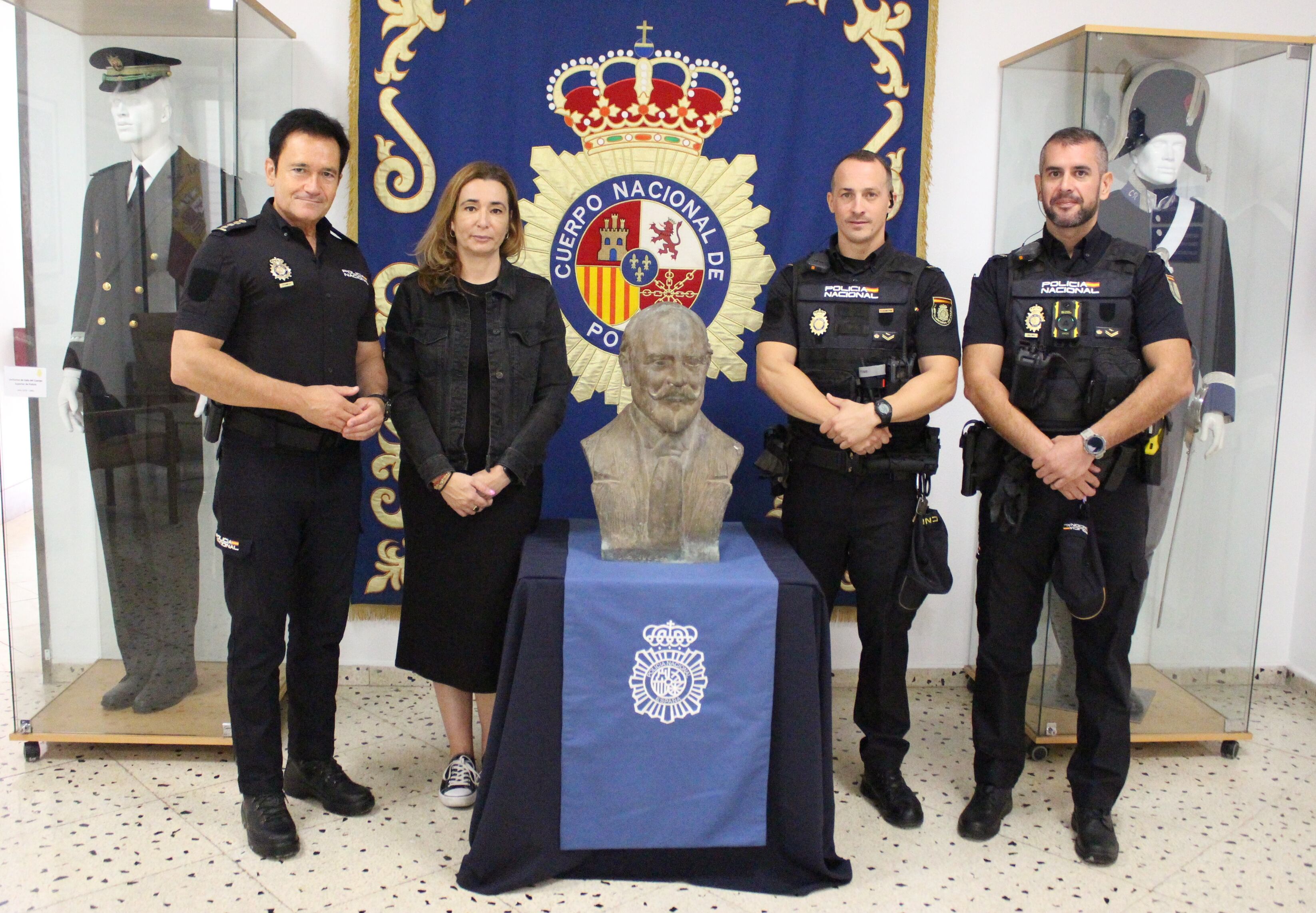 La Policía Nacional hace entrega al Ayuntamiento de València de la escultura robada de los Jardines de Viveros