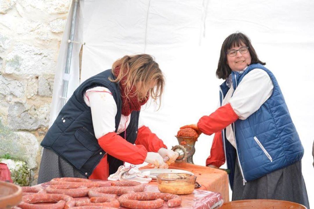 Mujeres elaborando chorizo en anteriores jornadas