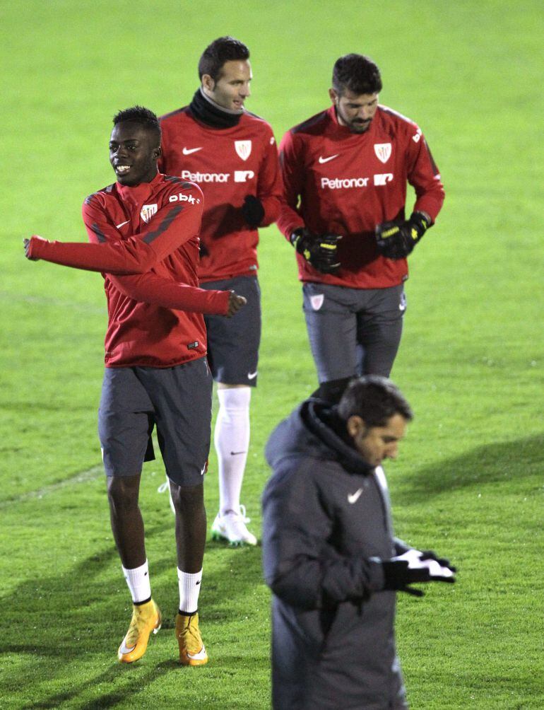 GRA284. BILBAO, 05/12/2014.- El delantero del filial del Athletic Club de Bilbao Iñaki Williams (i) durante el entrenamiento de esta tarde, al entrar convocado por Ernesto Valverde (abajo) para el partido que el Athletic jugará mañana sábado en San Mamés contra el CÓrdoba correspondiente a la decimocuarta jornada de la Liga BBVA. EFE/Alfredo Aldai