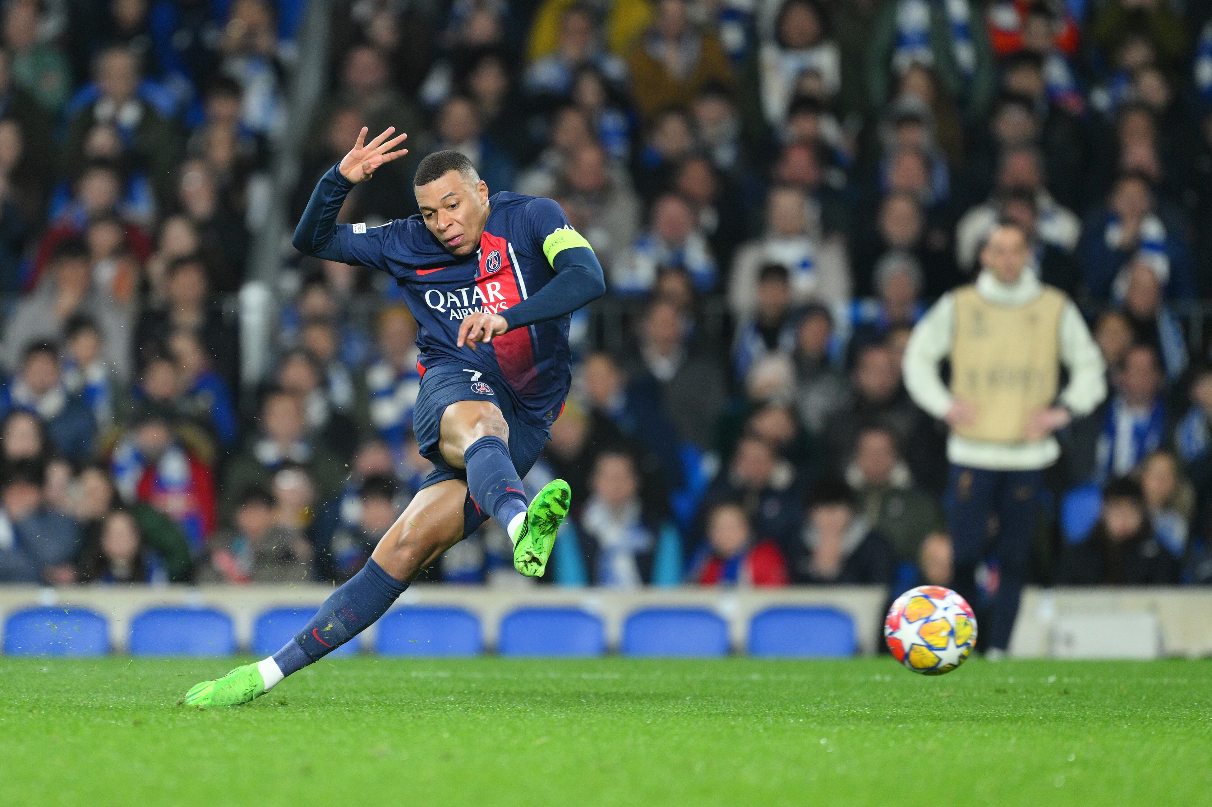 Kylian Mbappé anota un gol con el PSG ante la Real Sociedad