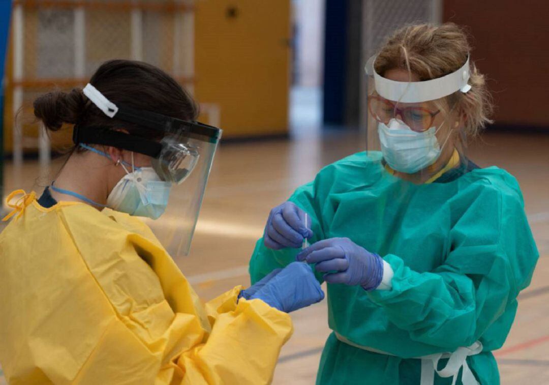 Sanitarios trabajando durante las pruebas de cribado de covid-19