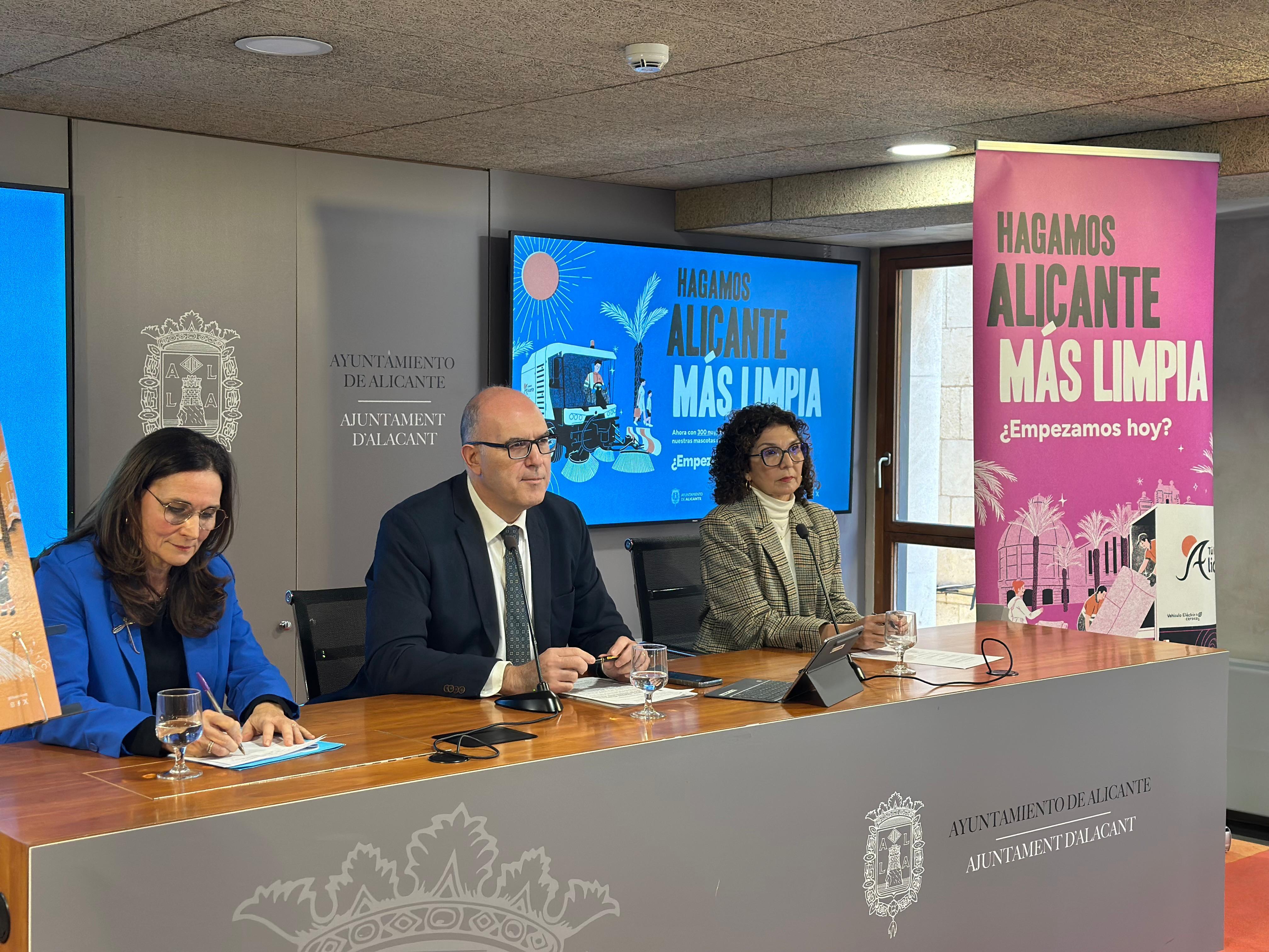 El edil Manuel Villar, junto a una representante de la UTE Netial, Isabel Luján, y la responsable de la campaña de concienciación, Lucía de la Vega, durante la presentación en el Ayuntamiento