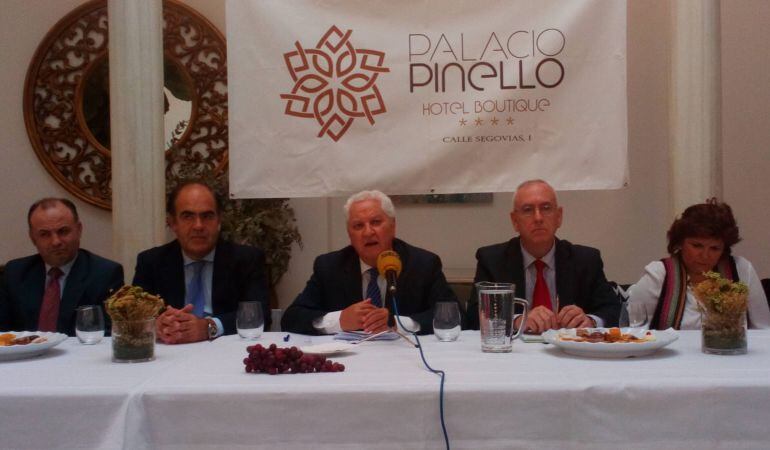 Antonio Piñero, ante el micrófono de Radio Sevilla (Cadena SER), en la presentación de su candidatura a la presidencia del Consejo de Cofradías