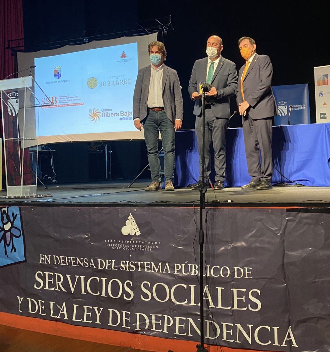 Miguel Ángel de Vicente, presidente de la Diputación Provincial (centro), recoge el galardón en el Centro Cultural la Serna de Fuenlabrada