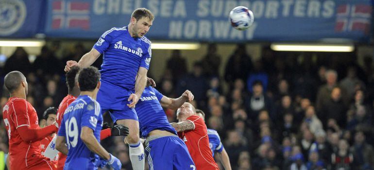 ARA01. LONDRES (REINO UNIDO), 27/01/2015.- Branislav Ivanovic (c) del Chelsea anota un gol ante el Liverpool durante la semifinal de la Copa English Capital One en el estadio Stamford Bridge de Londres (Reino Unido) hoy, martes 27 de enero de 2015. EFE/GE